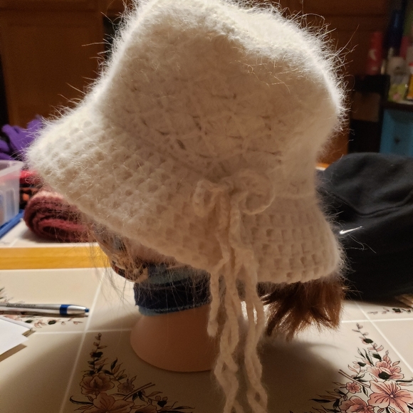 Ladies soft white hat - Picture 1 of 14